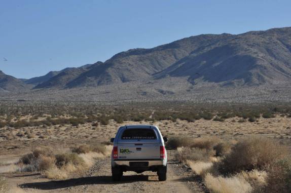 Cruzando um antigo lago seco no Joshua Tree National Park, região de Pioneertown, na Califórnia - Estados Unidos